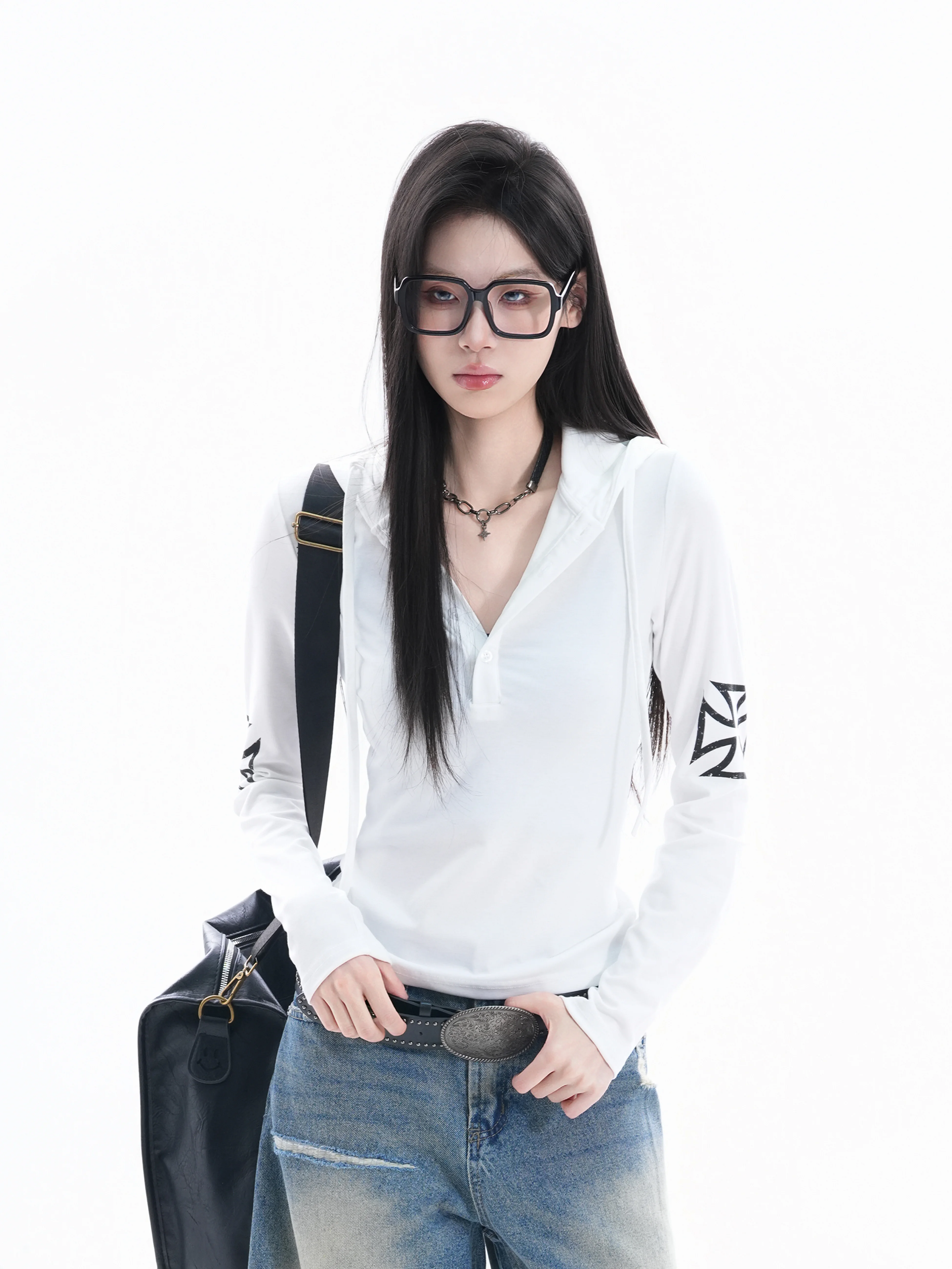 個性的なプリントデザインのクロスフードTシャツ：辣妹風のデザインとスリムフィットが特徴