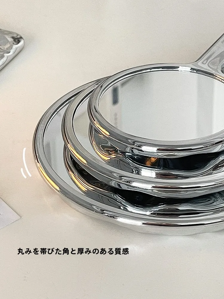 レトロデザインのハンドヘルド化粧鏡：女性用携帯便利な補正用鏡の実用性と使い方