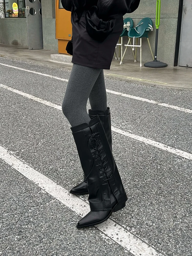 秋冬用ハイカットレースアップブーツ：ファッションと機能性を両立したネイティブデザイン