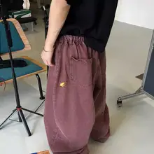 アメリカンレトロデザインのワイドレッグデニムパンツ【水洗い加工・ワインレッド・小火焰刺繍・カジュアル】