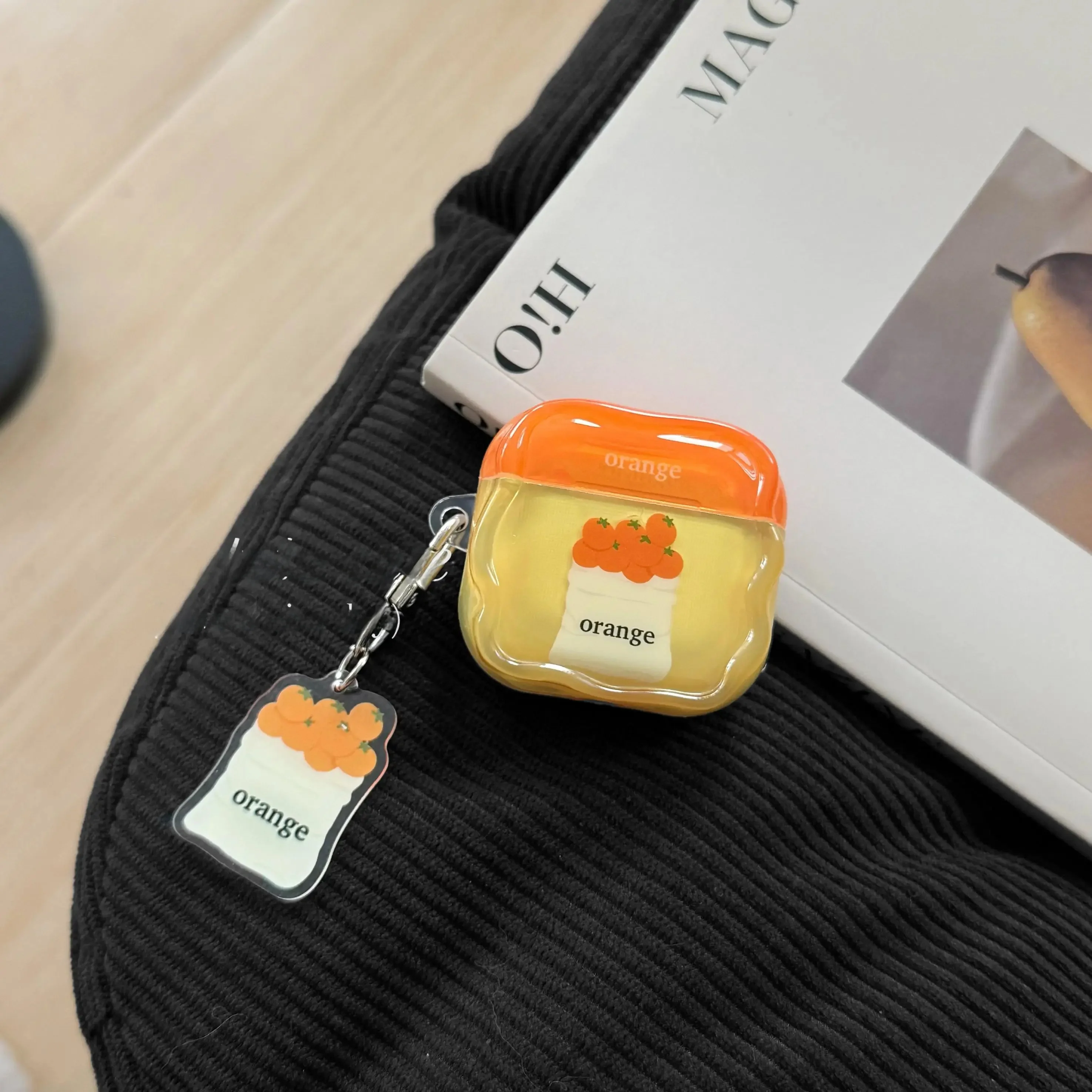 オレンジイラストのAirPods用ケース：スタイリッシュで防落設計のApple対応ケース