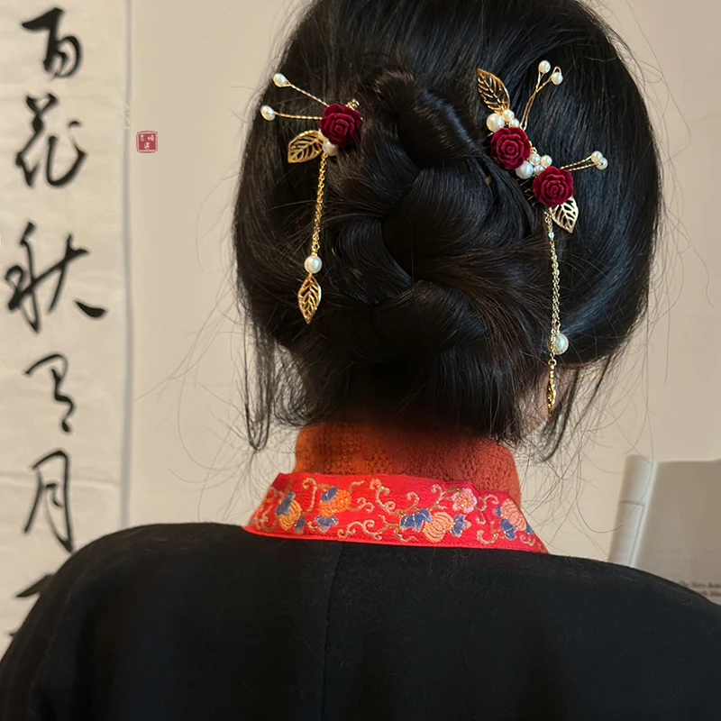 ピンをを使ったヘアアレンジで実現する華やかな赤いベルベットパールフリンジ髪飾りの使い方