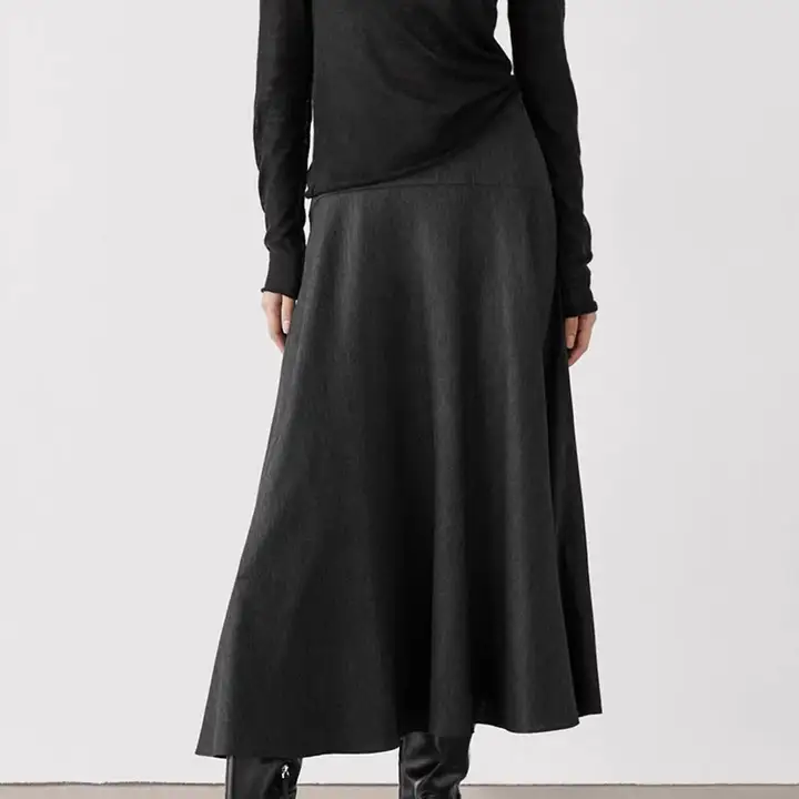 ファッショングレーのドレープ感あるハーフスカート【春季新作・フレアシルエット】