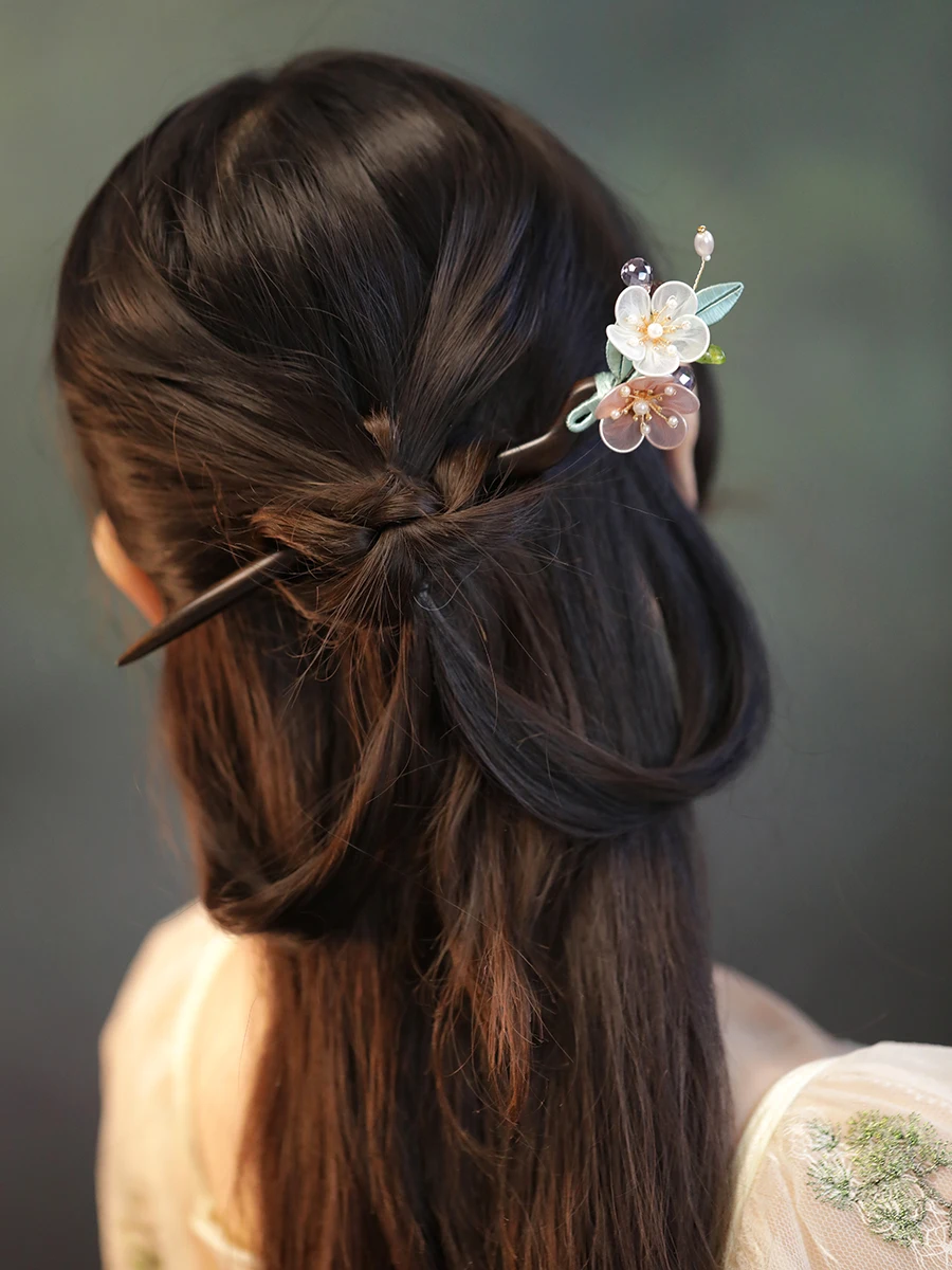 黒檀木製ヘアピン：現代的フラワーデザインが古風と現代を融合した髪まとめスタイル