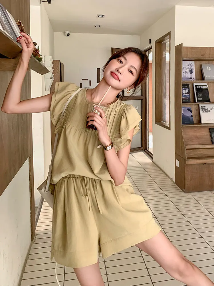 ショートパンツ 大人 コーデ 夏の着こなし方：フリル袖デザインでカジュアルに仕上げる