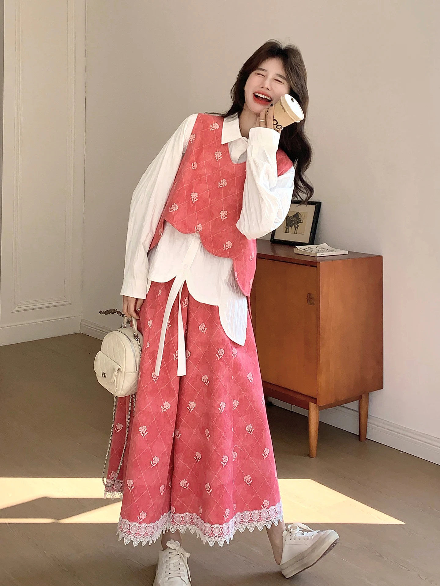 4月半ばに着る赤い花柄スカート＆ベスト＆シャツセット：フレンチスタイルの春の着こなしガイド