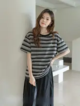 ストライプ柄の短袖Tシャツ【ブラック・カジュアル・コントラストカラー・ラウンドネック・プリントデザイン】