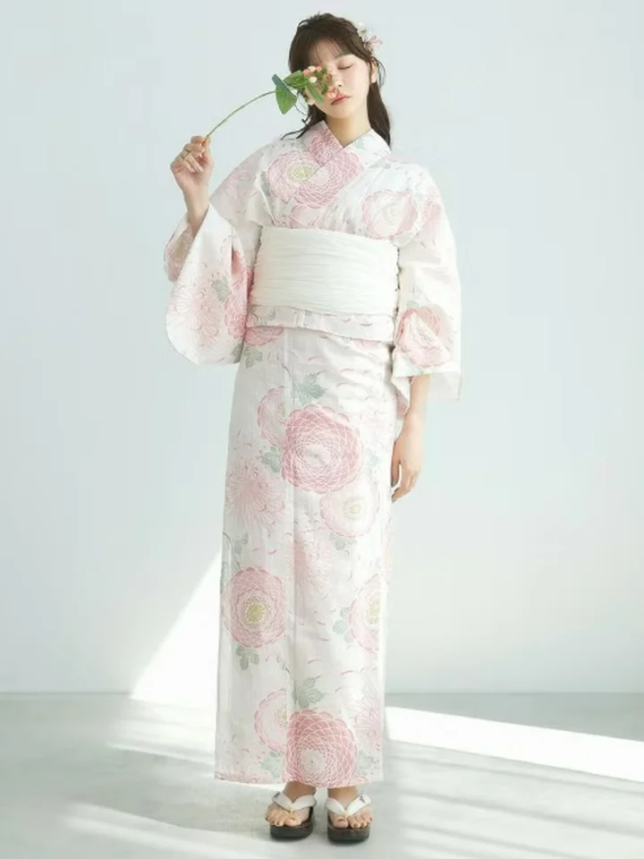 少女用の淡いピンク色の花柄印刷浴衣【伝統的な和服・クラシックデザイン・和洋折衷】