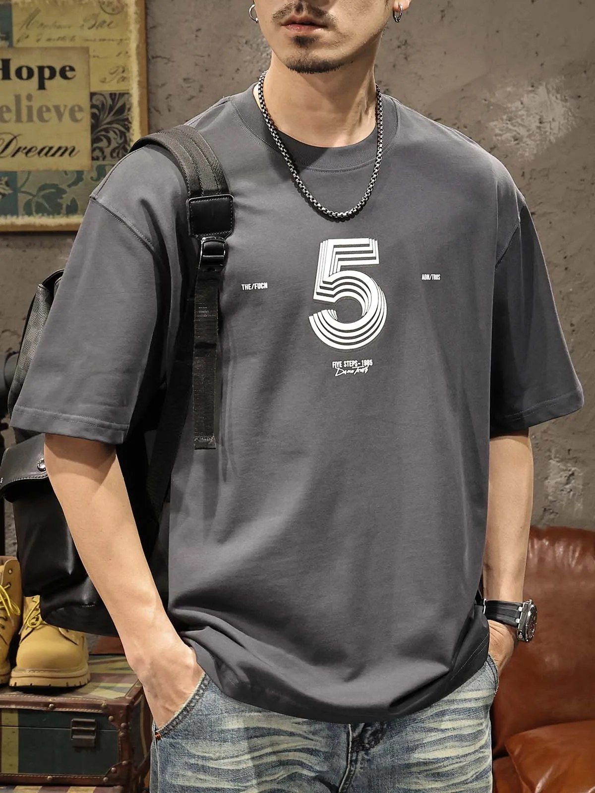バンドカラーシャツ おじさん ロゴプリント半袖Tシャツの実用性と着用ガイド