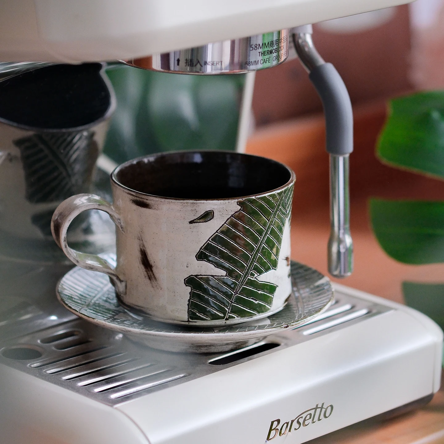 風格ある手描きのバナナリーフデザイン 陶器製コーヒーカップ＆ソーサー【高級感あり・ヴィンテージスタイル】（セットアップ対応）