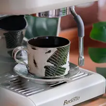 風格ある手描きのバナナリーフデザイン 陶器製コーヒーカップ＆ソーサー【高級感あり・ヴィンテージスタイル】（セットアップ対応）