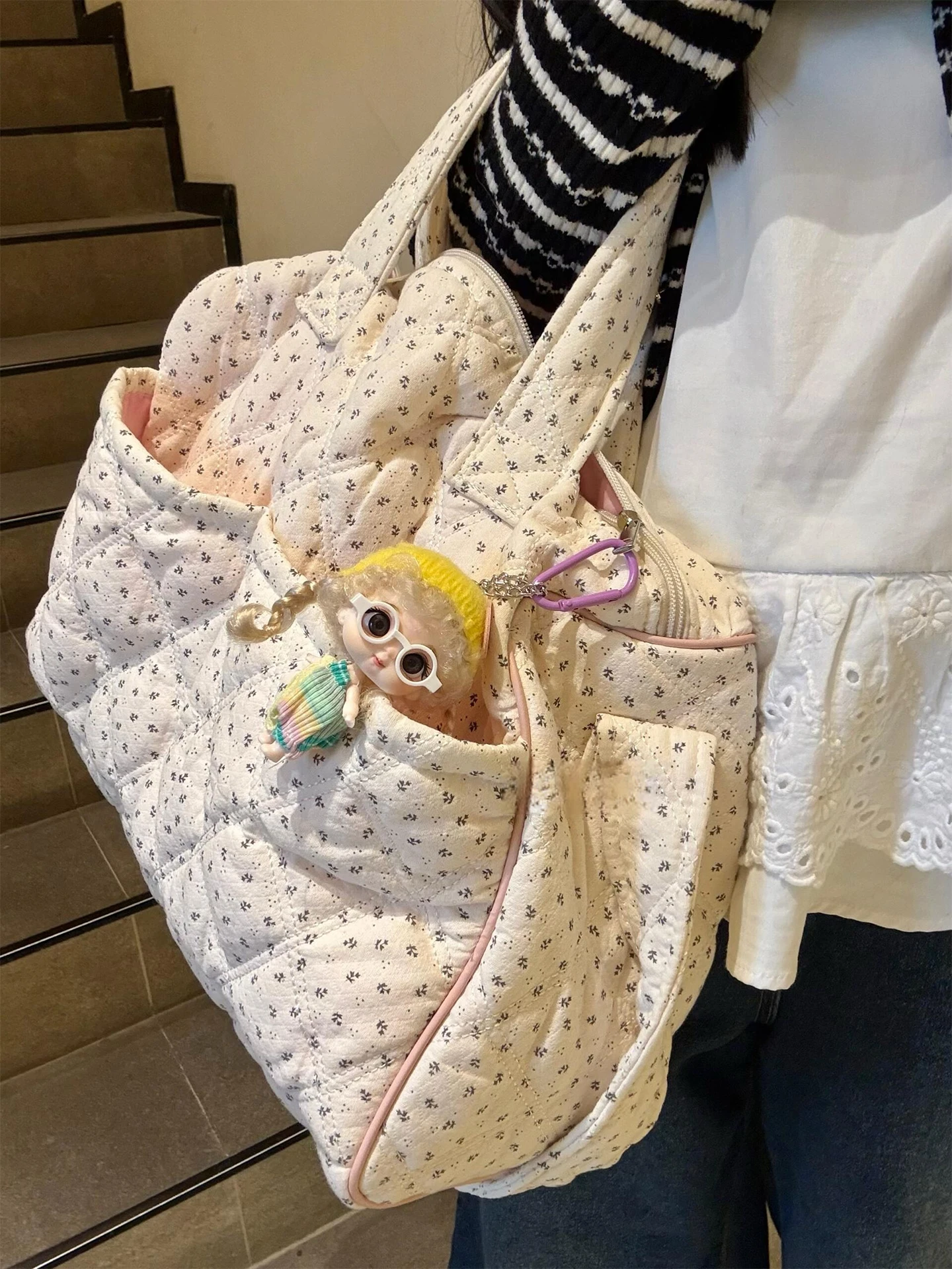 小花柄デザインの大容量トラベルバッグ：2  泊3日旅行用の多ポケット斜め掛けバッグ