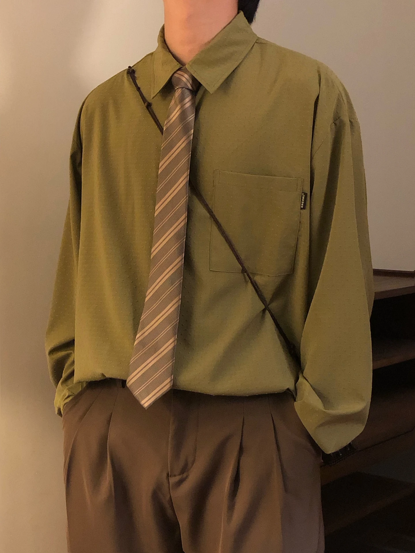 秋日美式カジュアル長袖シャツ：chambray shirtの定番としての実用性とシーン別活用