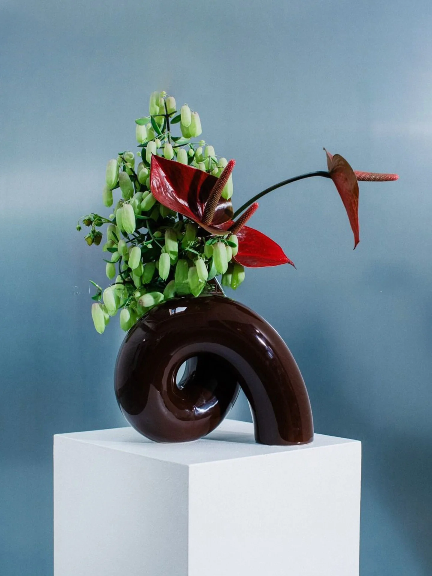 柔らかな色合いの花瓶：ユニークインテリアの定義と実際の使い方