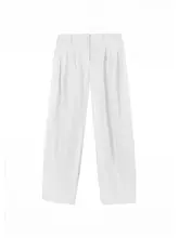 ハイウエストでドレープ感のある秋の白いゆったりとした着痩せ効果のある服