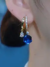 青いキューブ状クリスタルのイヤリング【気品あるデザイン・耳飾り・軽やかさ】