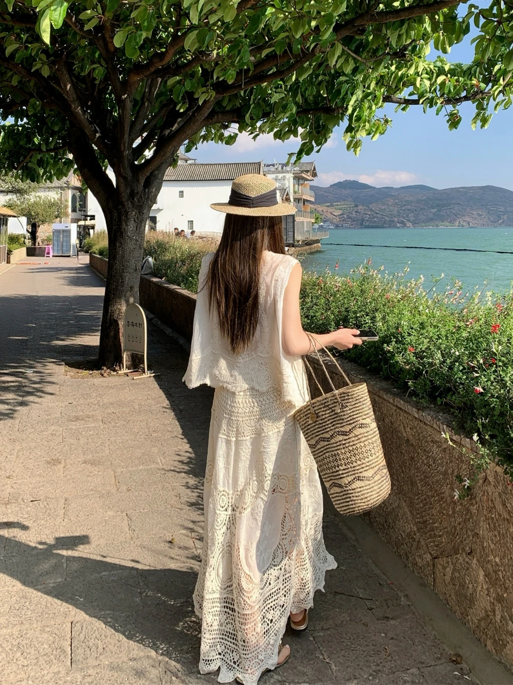 リゾートスタイルのアウターとハイウエストフレアスカートセット：50代女性の海外旅行に最適な軽いファッション
