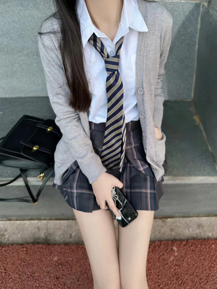 白色JKシャツ：ぽっちゃり小学生女の子に最適な秋冬基本アイテム