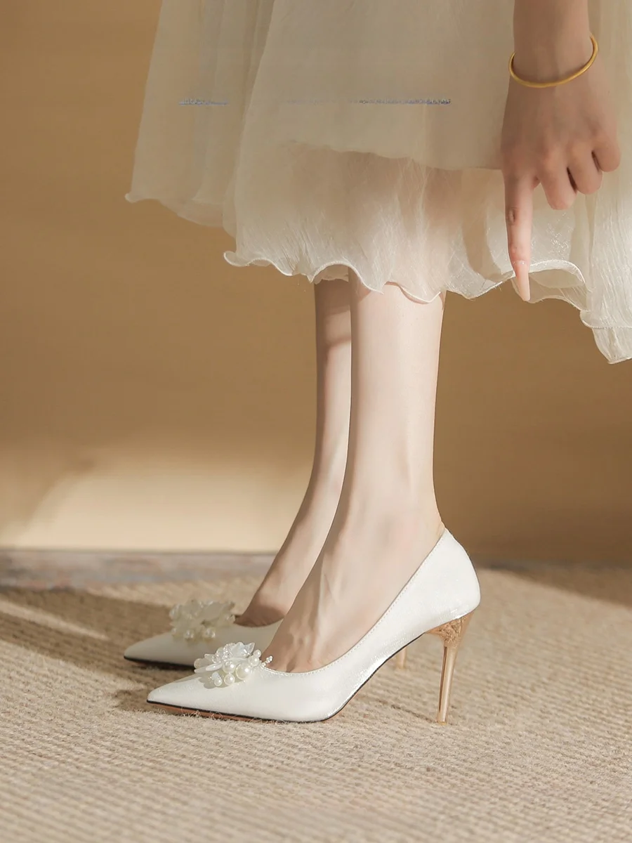 結婚式にぴったりのヒールは、本当に「足に負担がかかる」の？