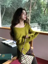 フレンチスタイルの大きな襟を持つアシンメトリックニットトップス【女性用・スリムフィット・セクシーオフショルダー】