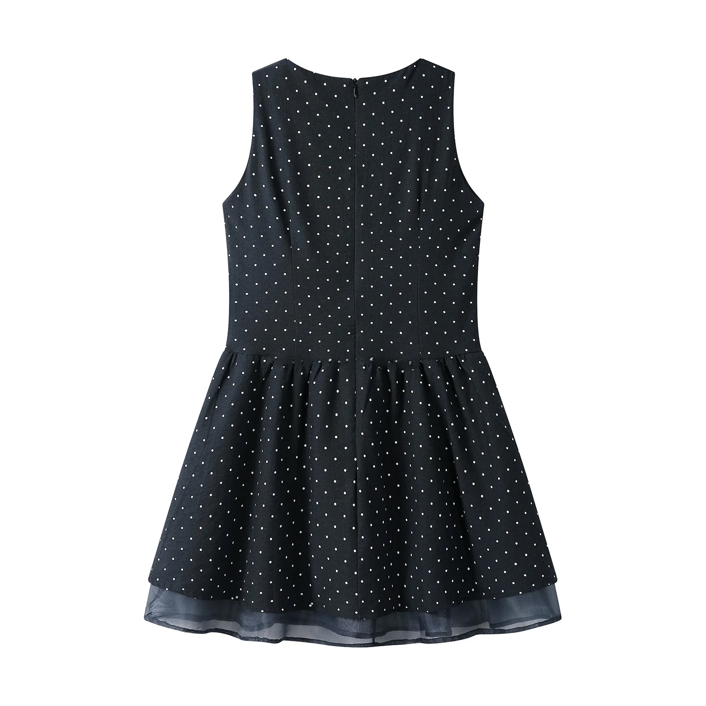 夏の黒ワンピースで迷うなら、この1着が救う理由は？