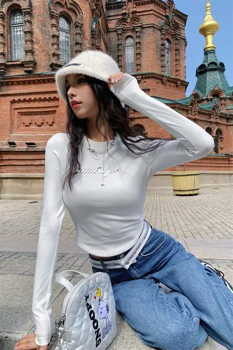白字デザインTシャツ【女性用・スリムフィット・長袖・ショート丈】