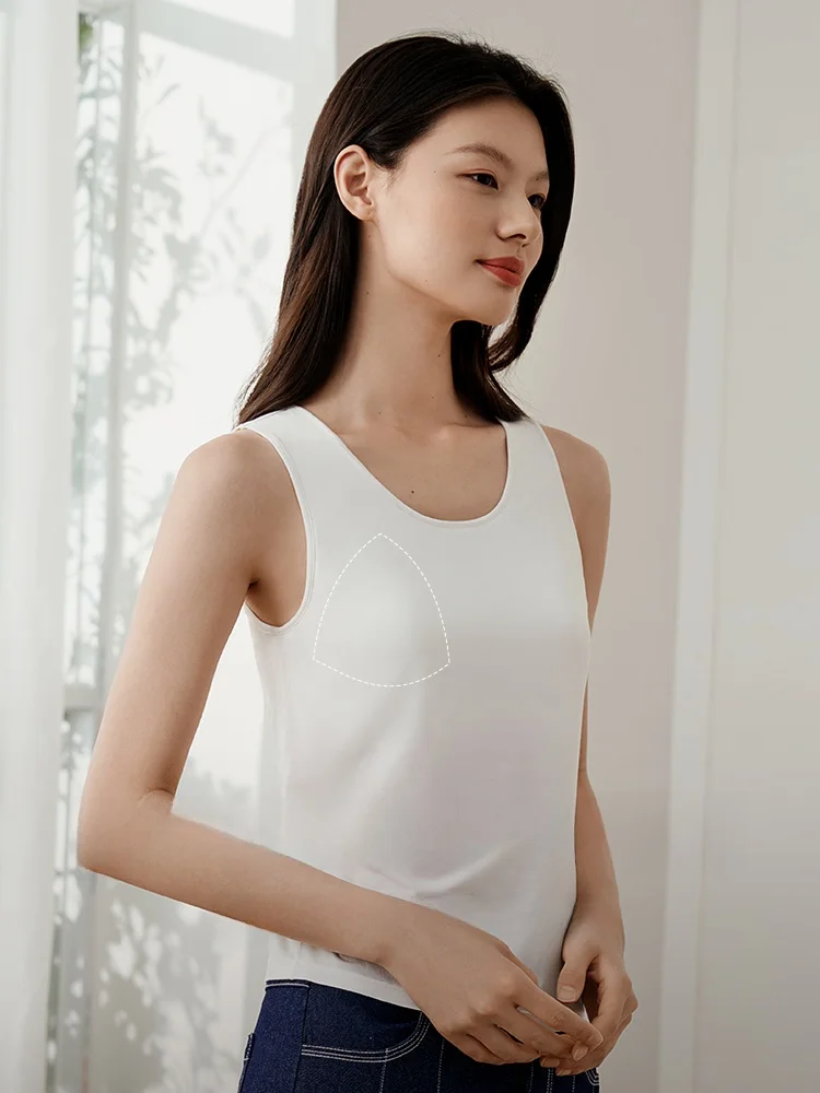 自分に合った服を選ぶには？サテンとモダンなシルエットが融合した1枚が答えになる