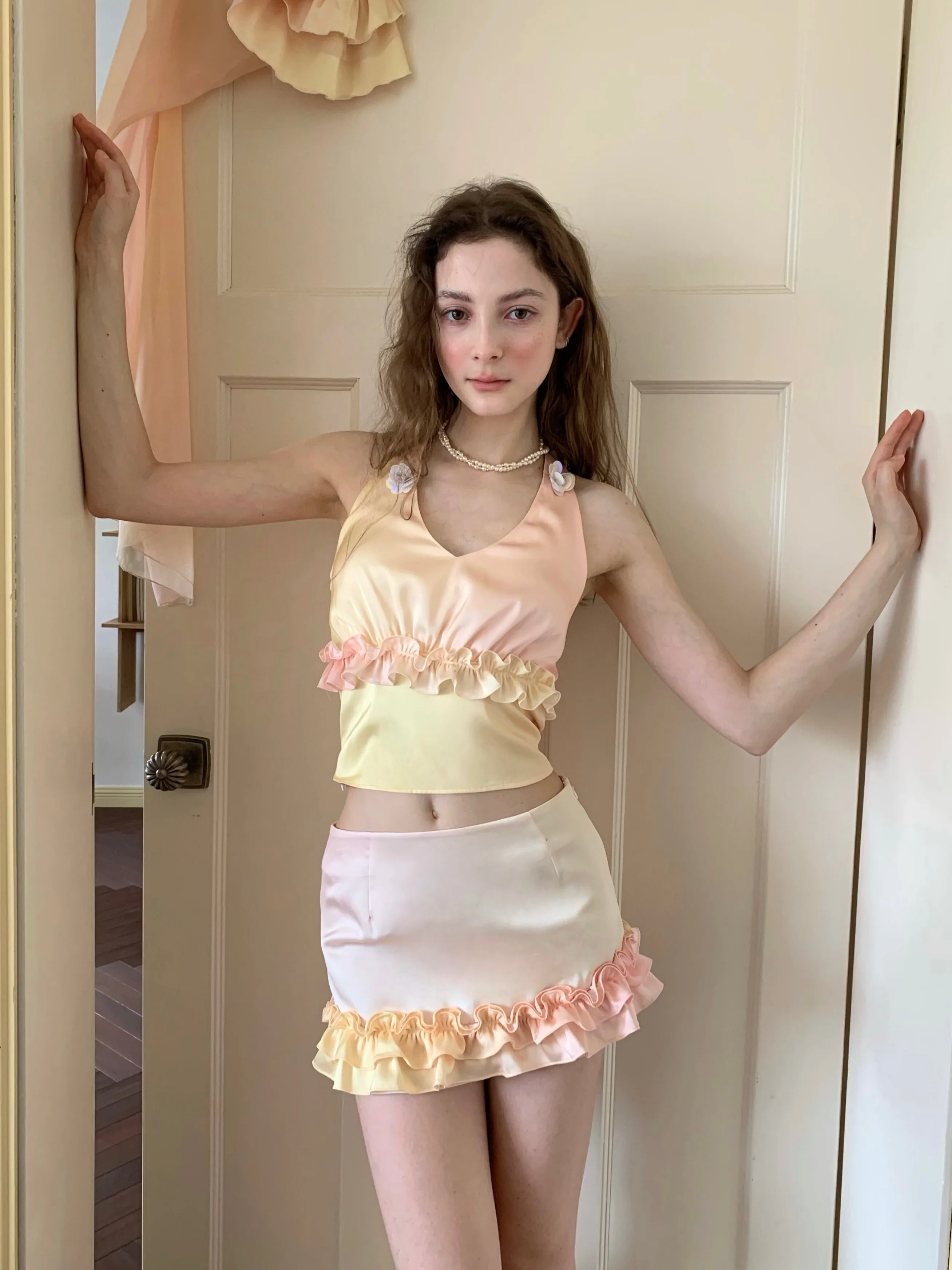 20代後半の女性が「安全で可愛い」コーデにどう選ぶ？サテン風グラデーションホルターネックドレス＆スカートの選び方