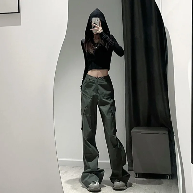 スニーカーに合うカーゴパンツの丈感は、本当に「長め」がベストなの？
