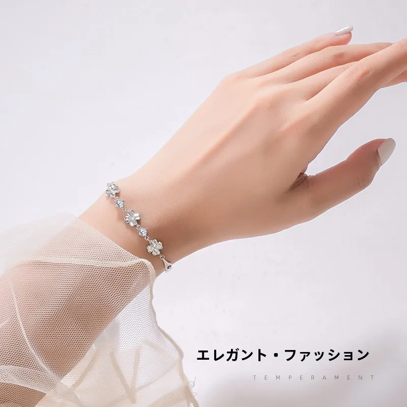 4つばのクローバーとブレスレット 両手、どちらを選ぶべき？その選び方と生活に溶け込む方法