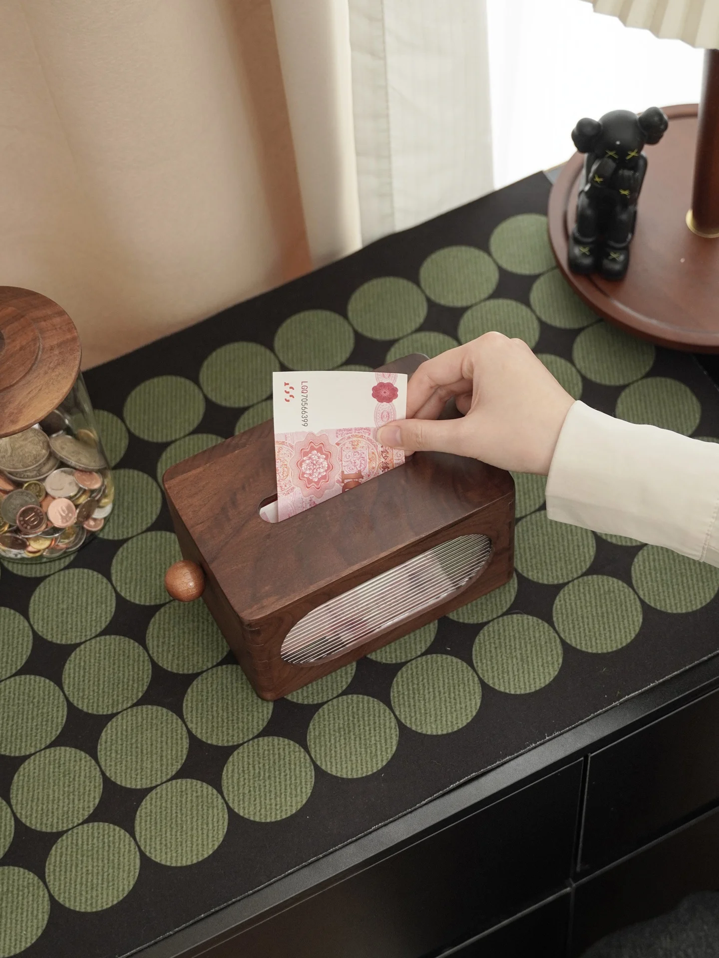 透明な無垢材の貯金箱：お札専用貯金箱の高級感とインテリア融合