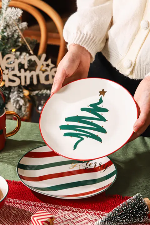 クリスマスデザインの陶器製ディナーウエア【食器セット・スタイリッシュなプレートとボウル・マグカップ付き】（セットアップ対応）