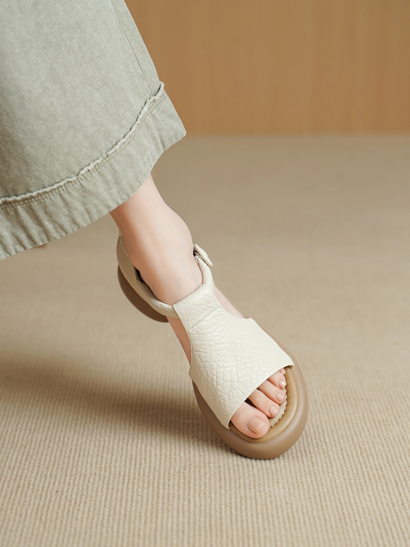 灰莎羊革厚底オープントゥサンダル：長時間歩いても疲れないおしゃれサンダルの実用性を検証