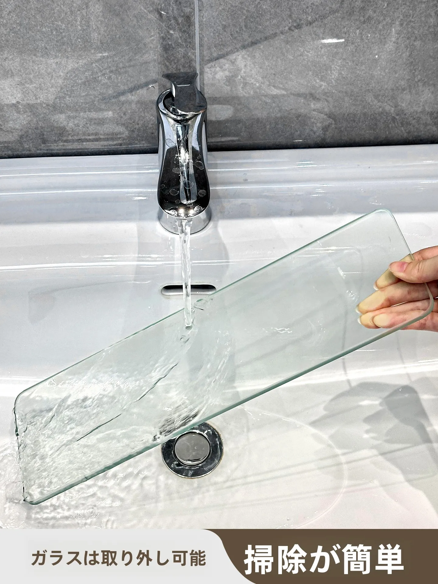 トイレ横の狭いスペースを有効活用！ガラス製壁掛け収納ラックの収納効率と実際の使い方