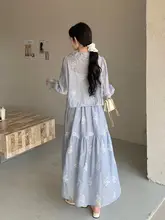ブルー刺繍プリントのドールカラーインナーシャツ【春用・柔らかくスリムに見える・気品あるデザイン】スカート（セットアップ対応）