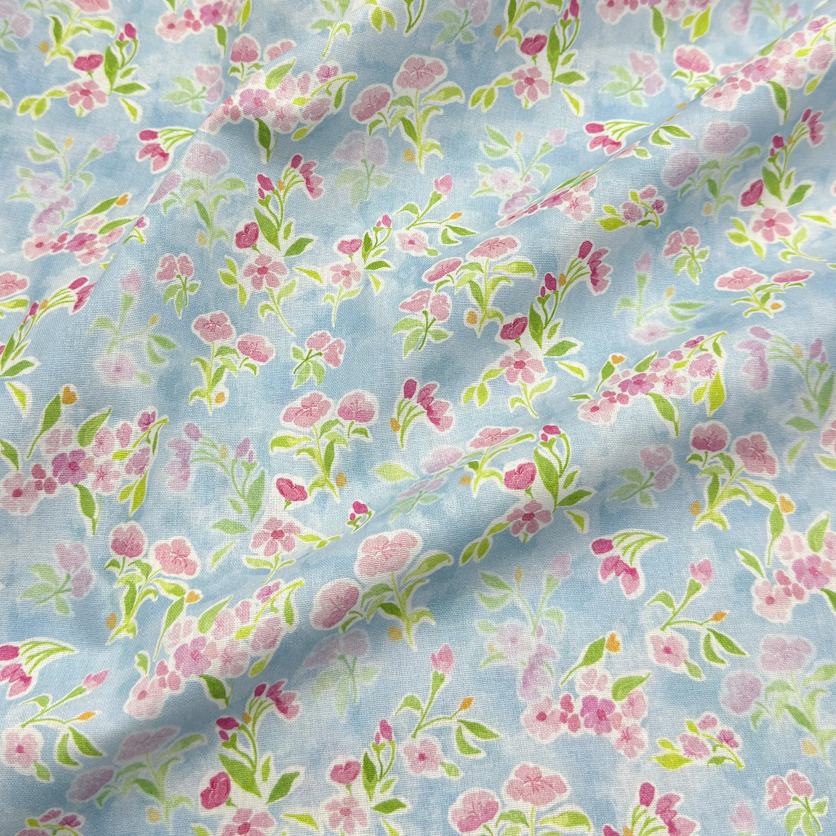 青地に小花柄の全棉平布【DIY用・デジタルプリント】：手作りファッションのための実用性とデザイン性を解説