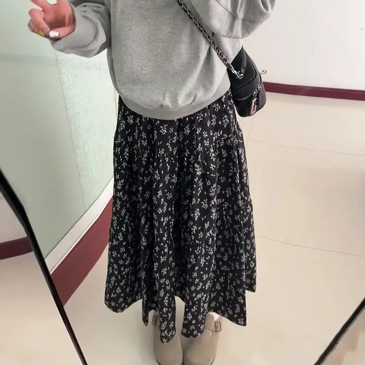 黒地に小花柄のハイウエストAラインスカート【秋冬用・体型カバー・ミドルレングス】（セットアップ対応）