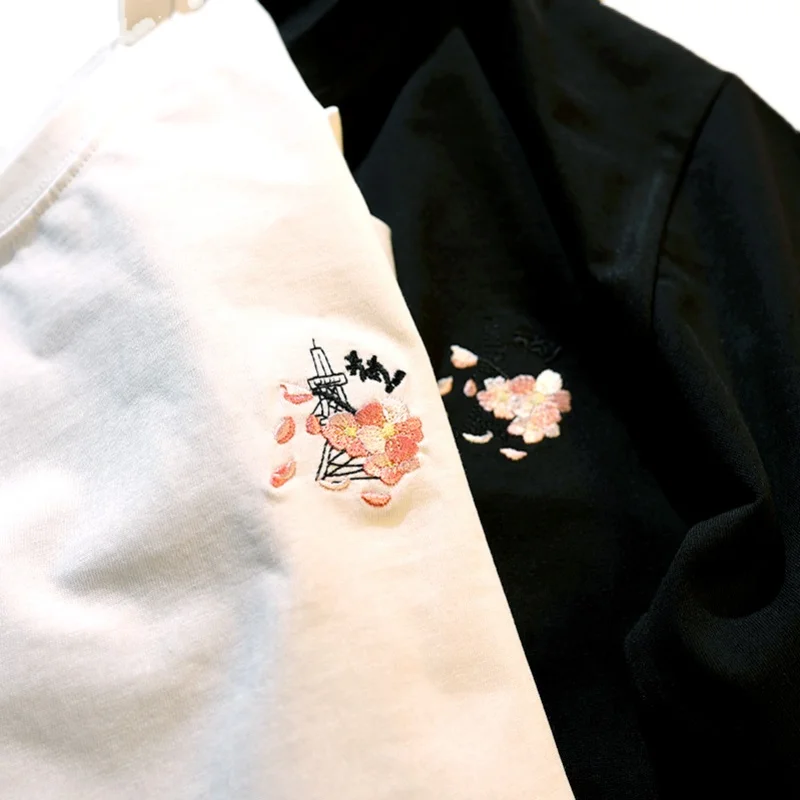 シンプル刺繍の短袖カップルトップス：男女兼用で日常使いやすいカジュアルスタイル