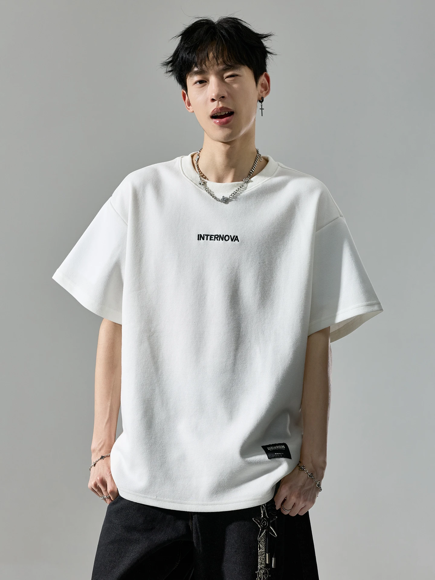 tシャツ ワンポイント 刺繍：SZONの白色短袖Tシャツが提供するカジュアルデザインの実用性