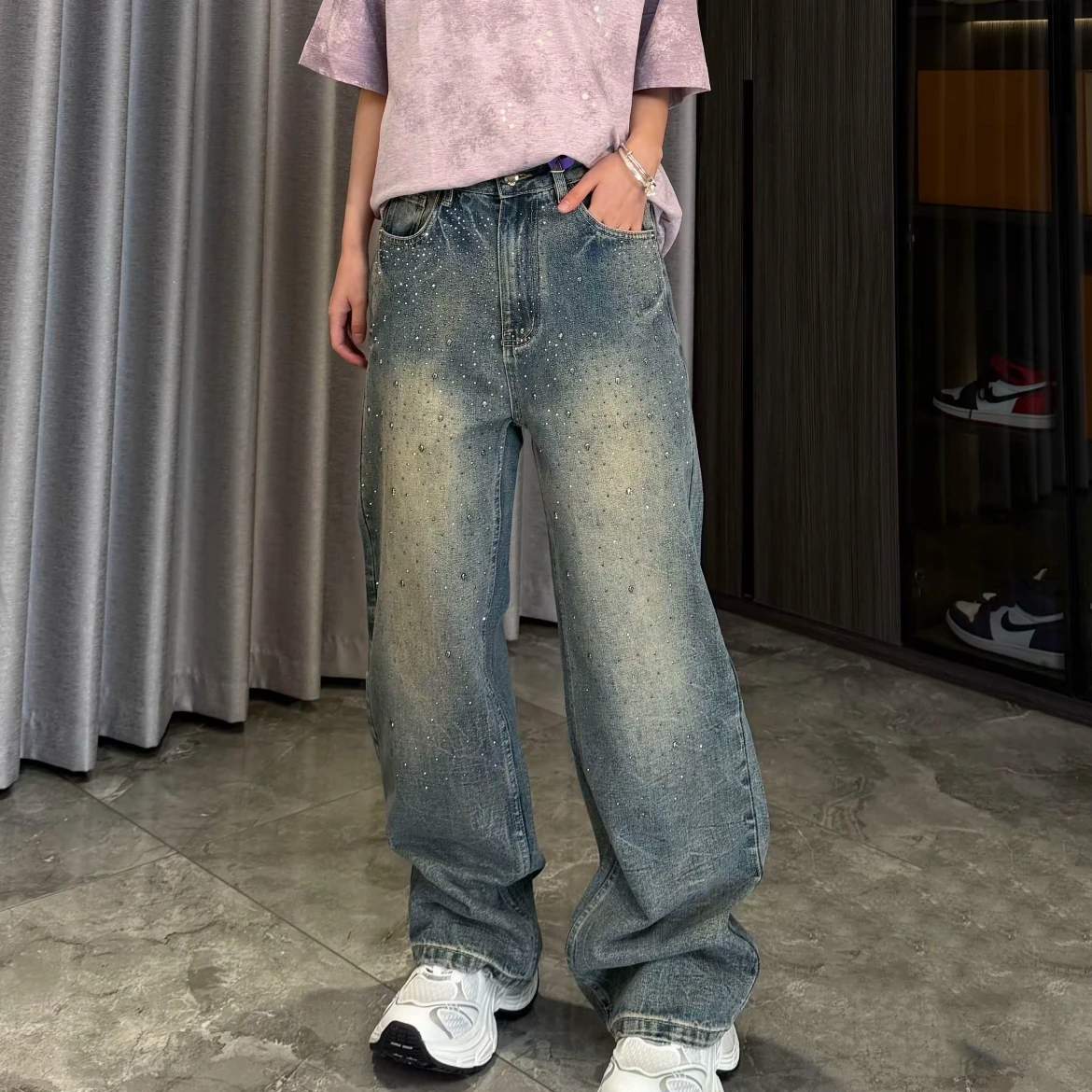 ヴィンテージ風ウォッシュ加工デニムパンツ：直筒デザインと高級感を実現する着こなしの基盤
