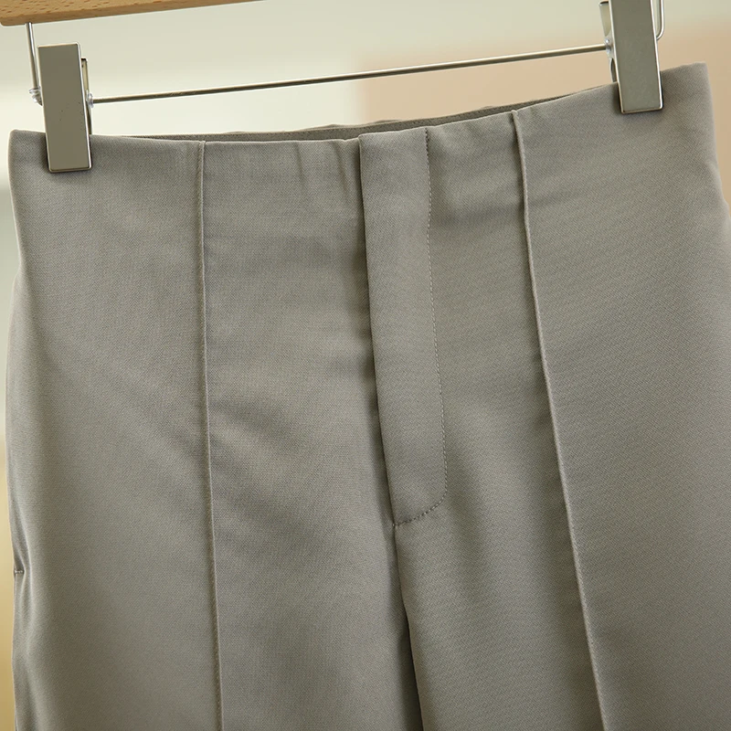 通勤服40代にぴったりなパンツは、どう選ぶ？