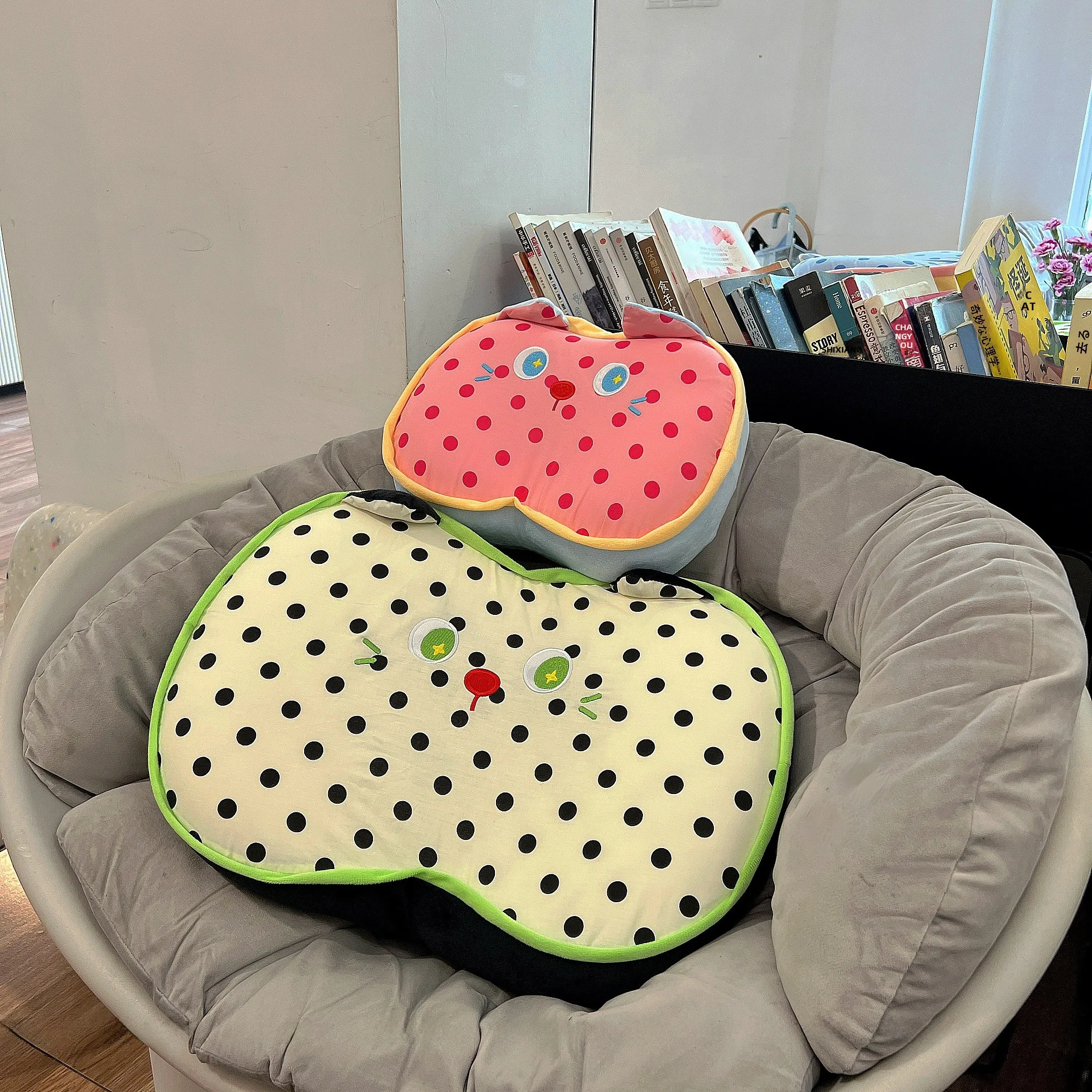 クッション イラスト と 猫の抱き枕 で心を癒す方法は？