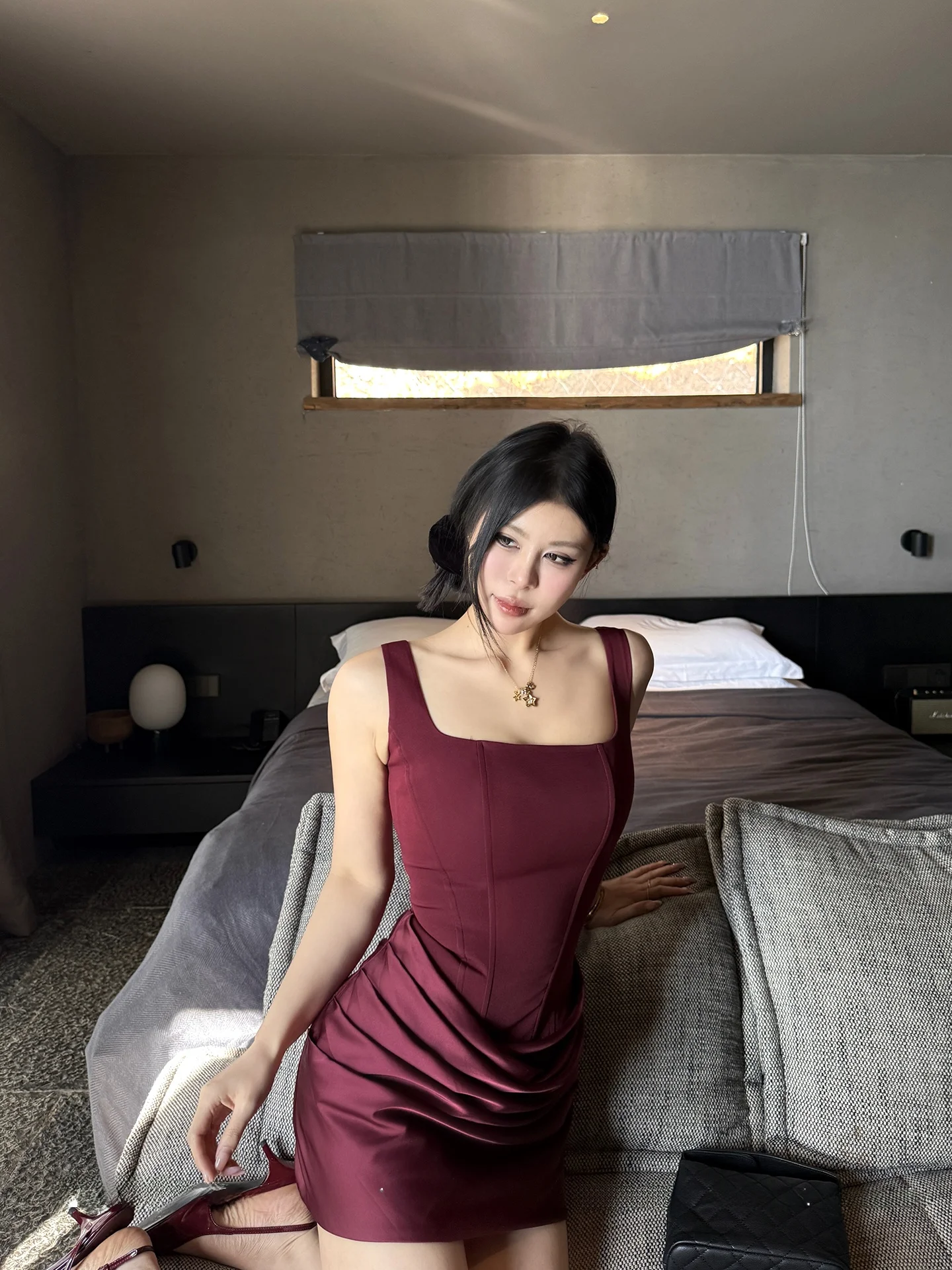 お呼ばれの日に着るキャミソールドレスは、どんなものにすべき？