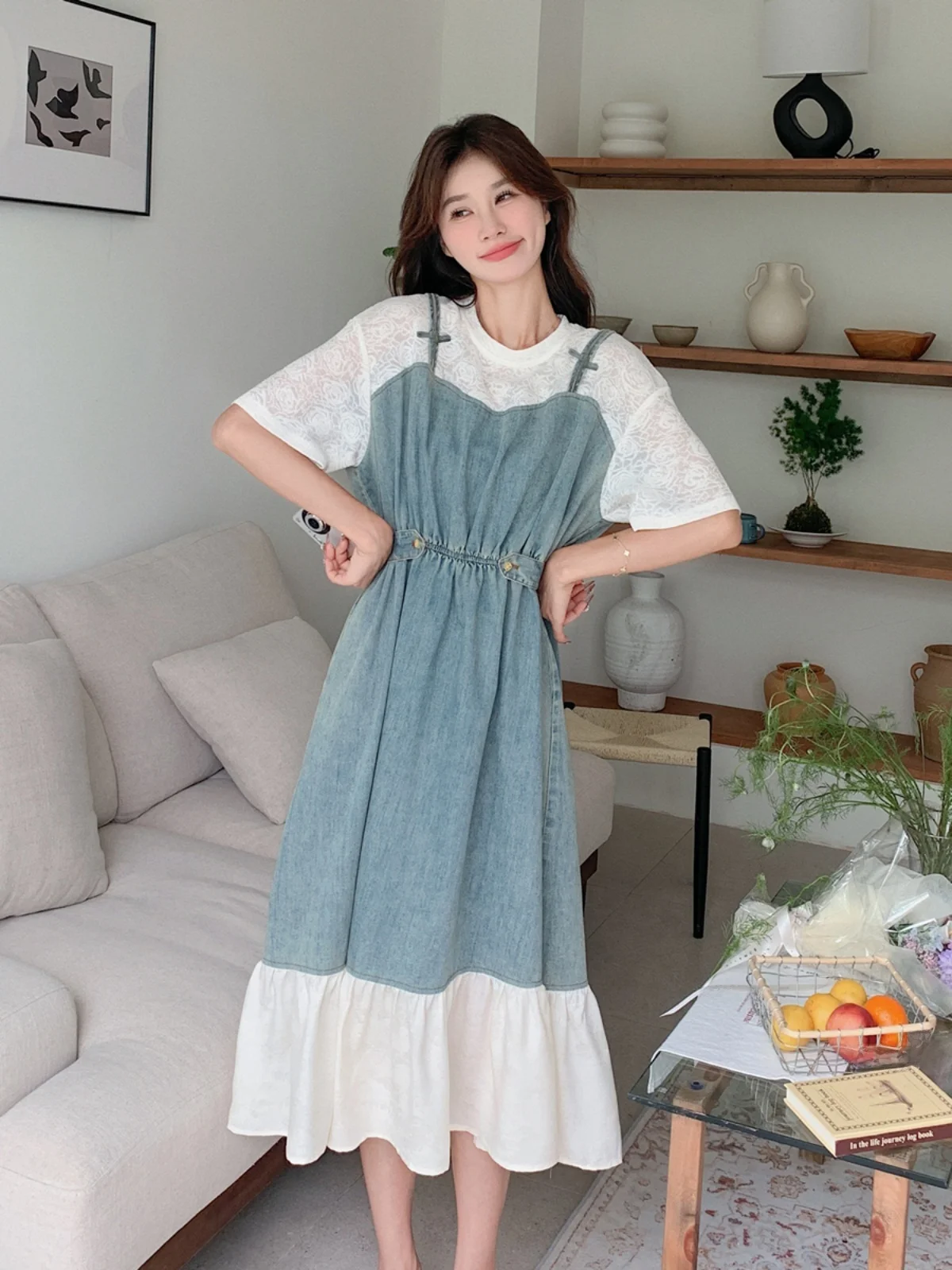 ワンピースとデニムの重ね着は、どうやって着るの？厳選3選で春から秋まで使えるスタイルを提案
