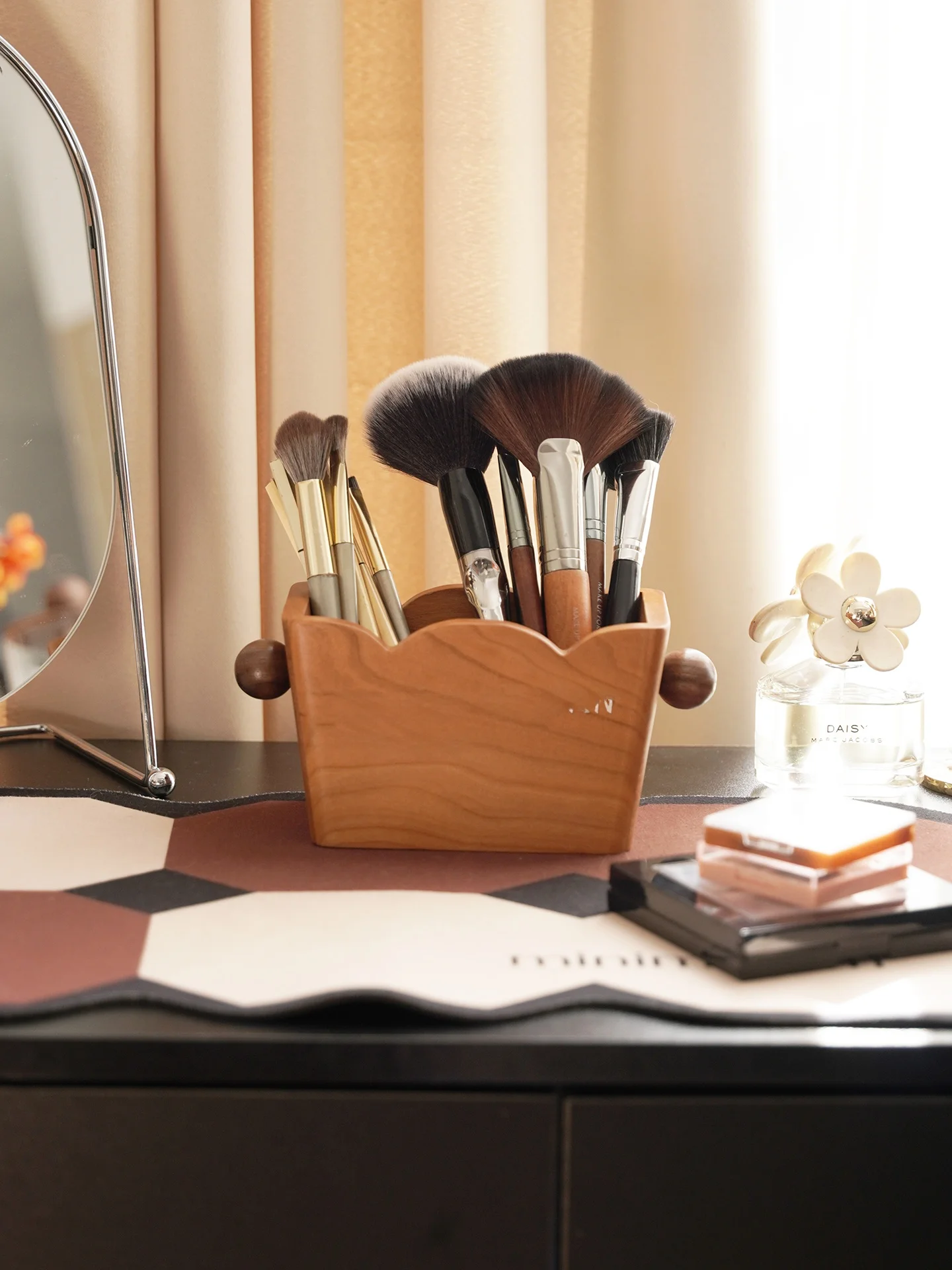 beauty supplies で大切な「卓上小物収納」は、本当に必要なのか？