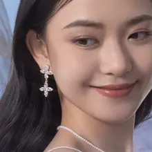 四葉のモチーフが可愛い！四葉蝶イヤリング【華やかデザイン・ファッションアクセサリー】