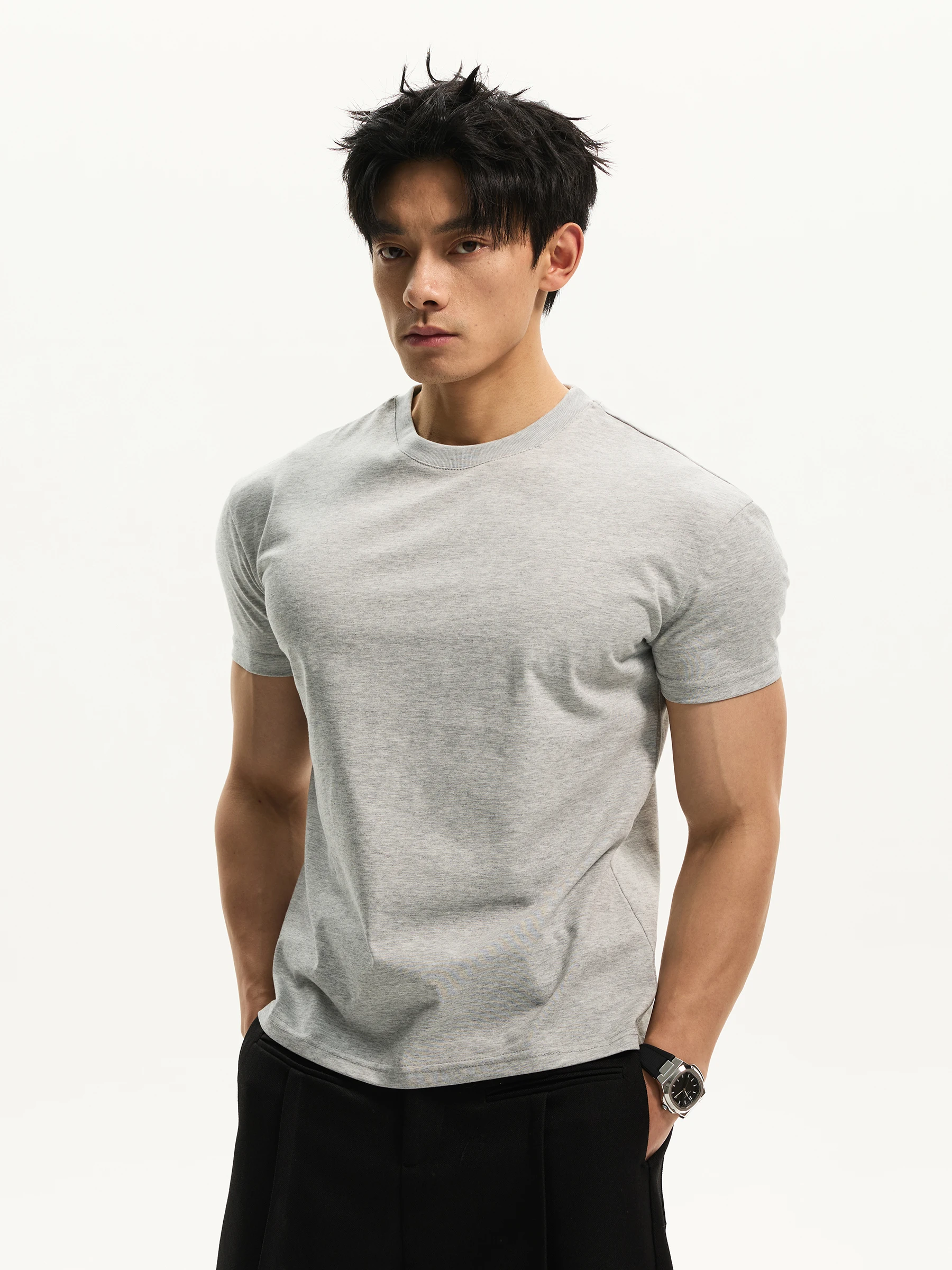夏のTシャツに悩む男性、どう選ぶ？