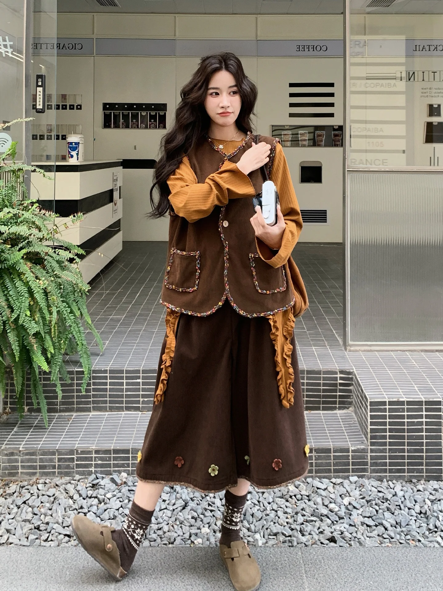4月末に買えるファッションアイテムは？カフェブラウンのレトロ文芸風スカートセットがベストな理由