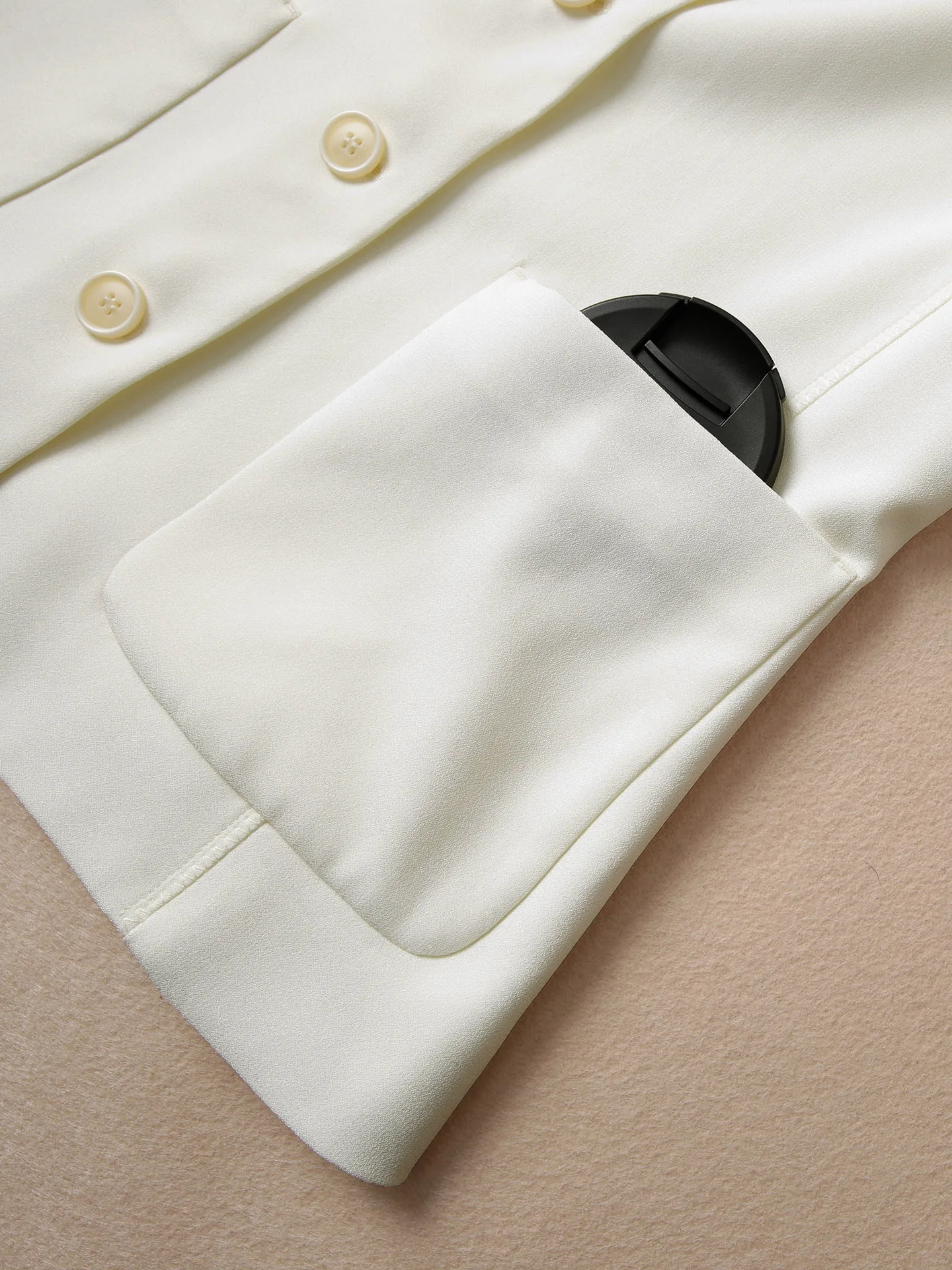 4月に着る50代の服、どう選ぶ？シンプルなノースリーブジャケットが通勤と散歩の両方で活躍する理由
