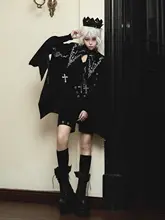 ゴシックロリータ風 バットケープコートとショートパンツ【秋冬用・個性的デザイン】（セットアップ対応）